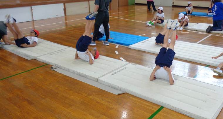 体育館でのマット運動教室のようす
